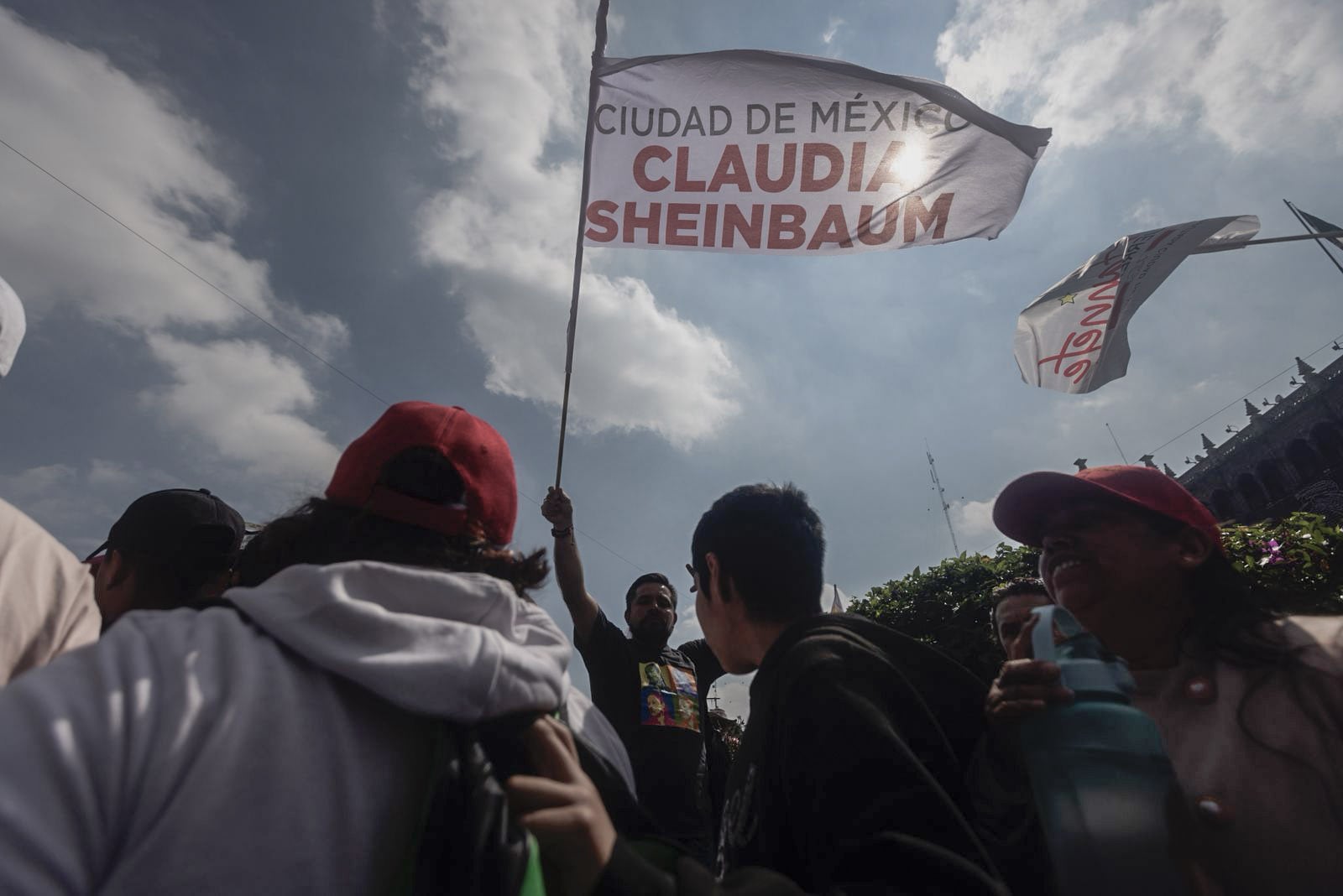 Asistentes al mensaje de Claudia Sheinbaum, en el Zócalo.