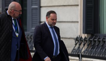 Los mensajes que acreditan que Koldo financiaba los gastos de Ábalos: “Hay que enviar flores a Carolina por San Valentín”