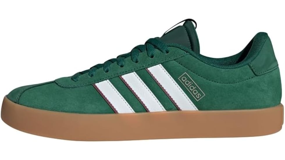 Estas zapatillas Adidas tienen un diseño deportivo clásico.