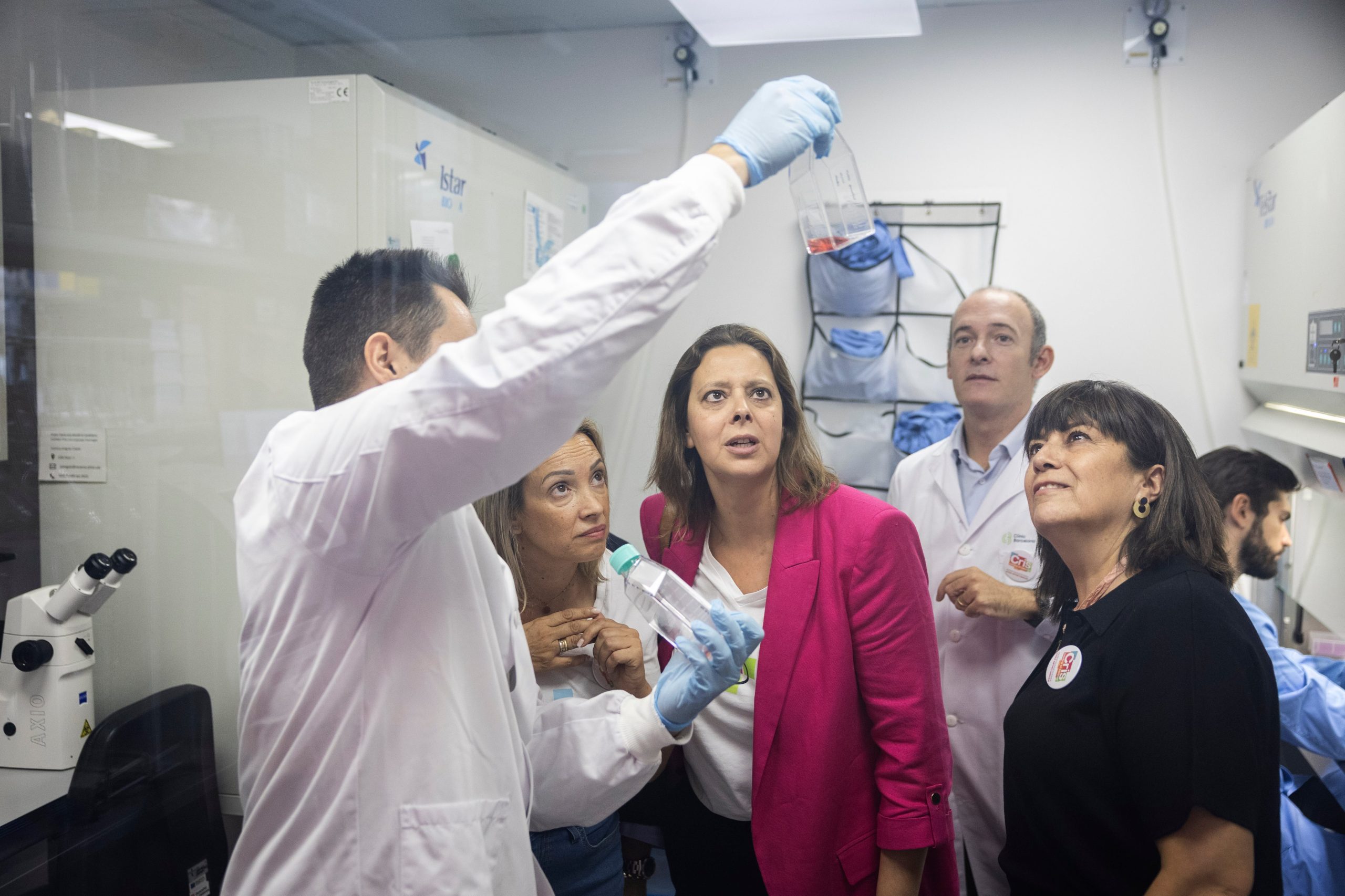 Tres mujeres con cáncer de mama metastásico visitan el laboratorio del Clinic Barcelona Comprehensive Cancer Center
