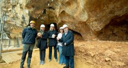 Las infantas Cristina y Elena visitan un museo en Burgos junto a Antonio Resines y su esposa, Ana Pérez-Lorente Las infantas Cristina y Elena visitan un museo en Burgos junto a Antonio Resines y su esposa, Ana Pérez-Lorente