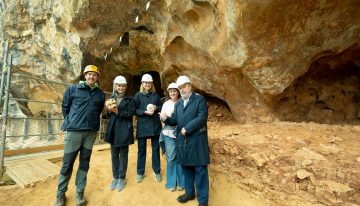 Las infantas Cristina y Elena visitan un museo en Burgos junto a Antonio Resines y su esposa, Ana Pérez-Lorente