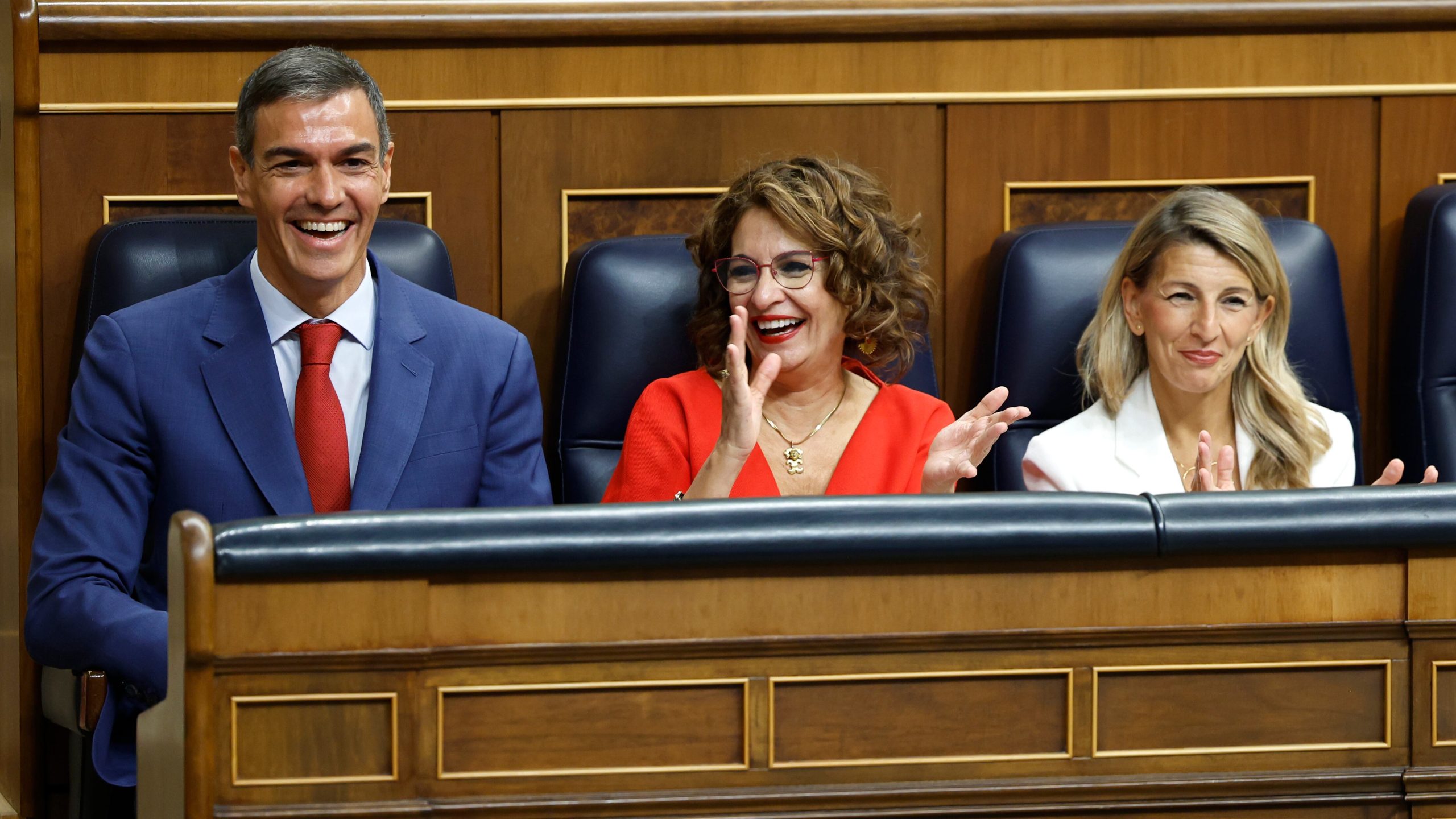 El presidente del Gobierno, Pedro Sánchez, con las vicepresidentas María Jesús Montero, en el centro, y Yolanda Díaz. 