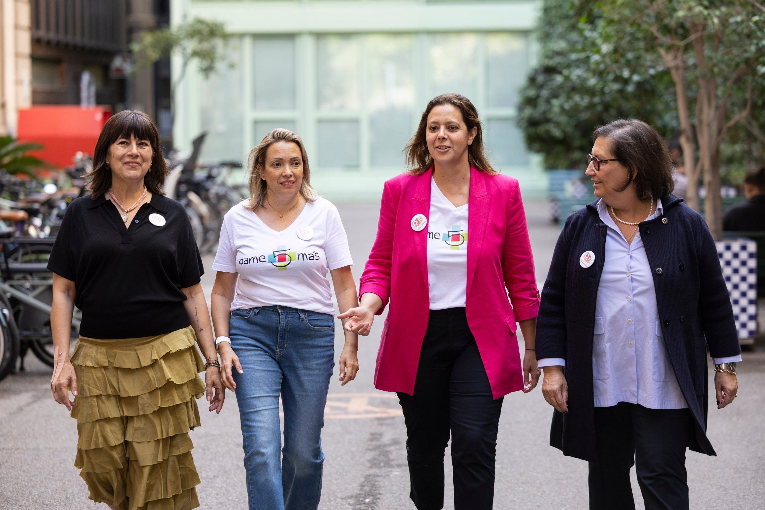 De izquierda a derecha, Sara Andrada, Raquel Juárez, Raquel Campoy y Rosa Olmos, pacientes con cáncer de mama metastásico, en el patio del Hospital Clínic. 