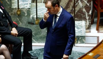El Gobierno de Francia salva el primer gran obstáculo gracias al apoyo de los socialistas