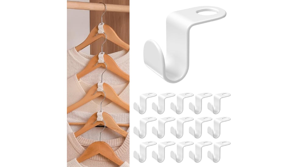 Estos ganchos para colgar la ropa están hechos de plástico resistente.