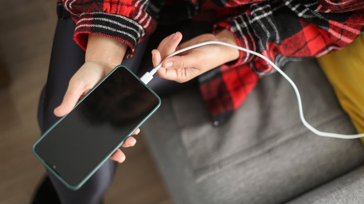 Un cable cargador largo permite usar el móvil con mayor libertad mientras está conectado.
