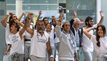 El segundo grupo de activistas de la flotilla a Gaza llega a Barcelona y denuncia malos tratos durante su detención en Israel