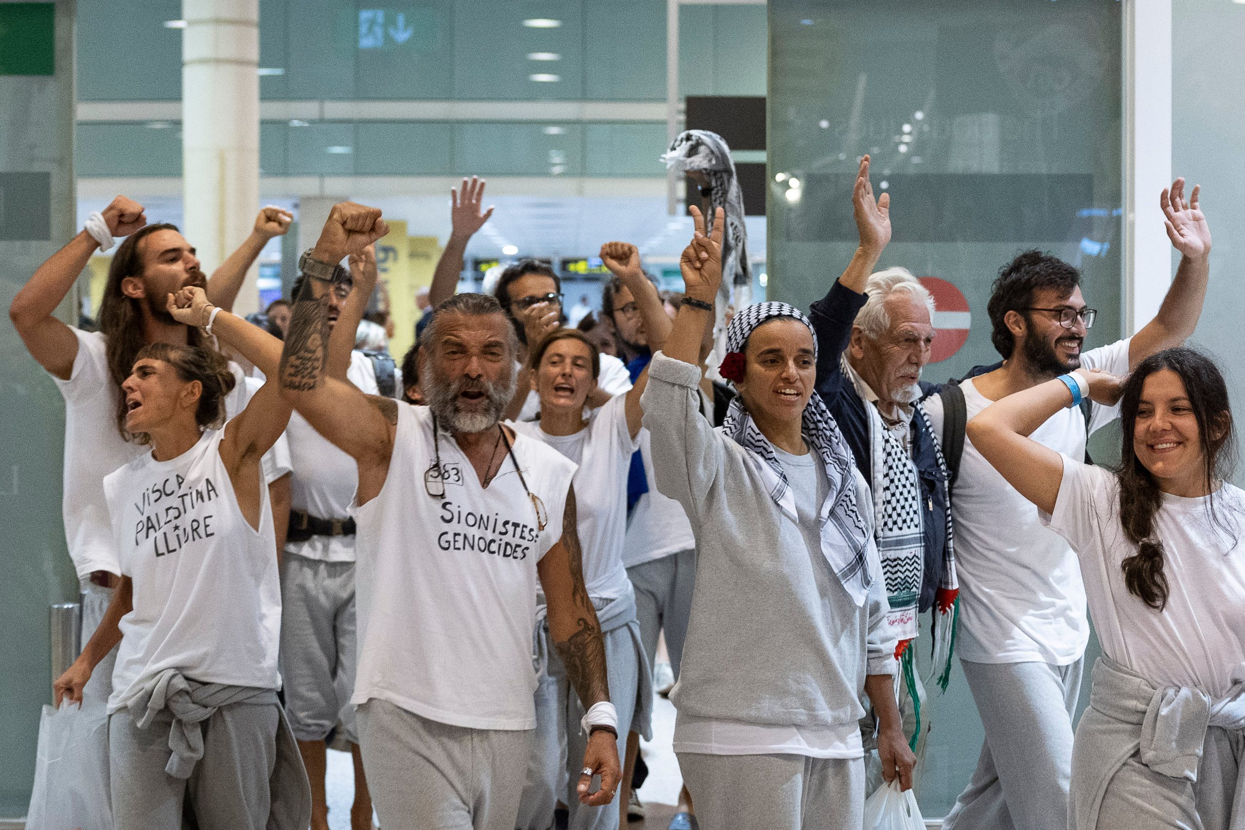 Llegada al aeropuerto de Josep Tarradellas Barcelona-El Prat  de doce de los activistas de la Global Sumud Flotilla al arrestados por el gobierno de Israel.