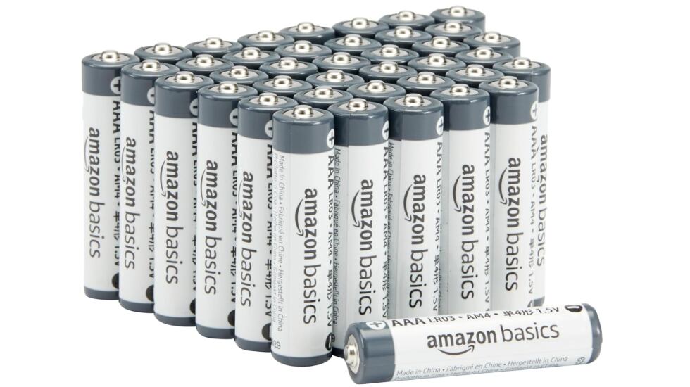 Paquete de 40 pilas industriales AAA de Amazon Basics.