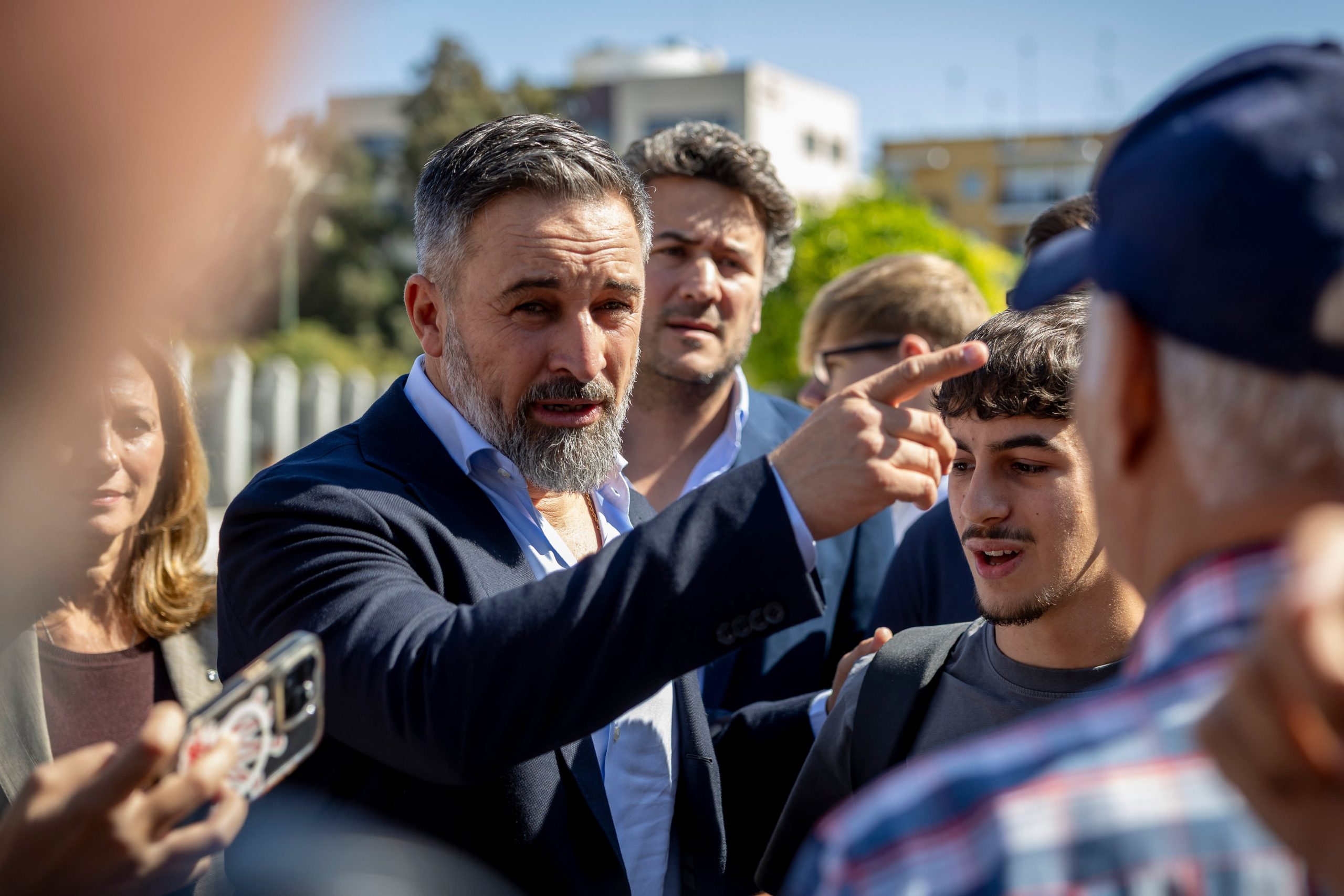 El presidente de Vox, Santiago Abascal, atiende a los medios este viernes en Sevilla.