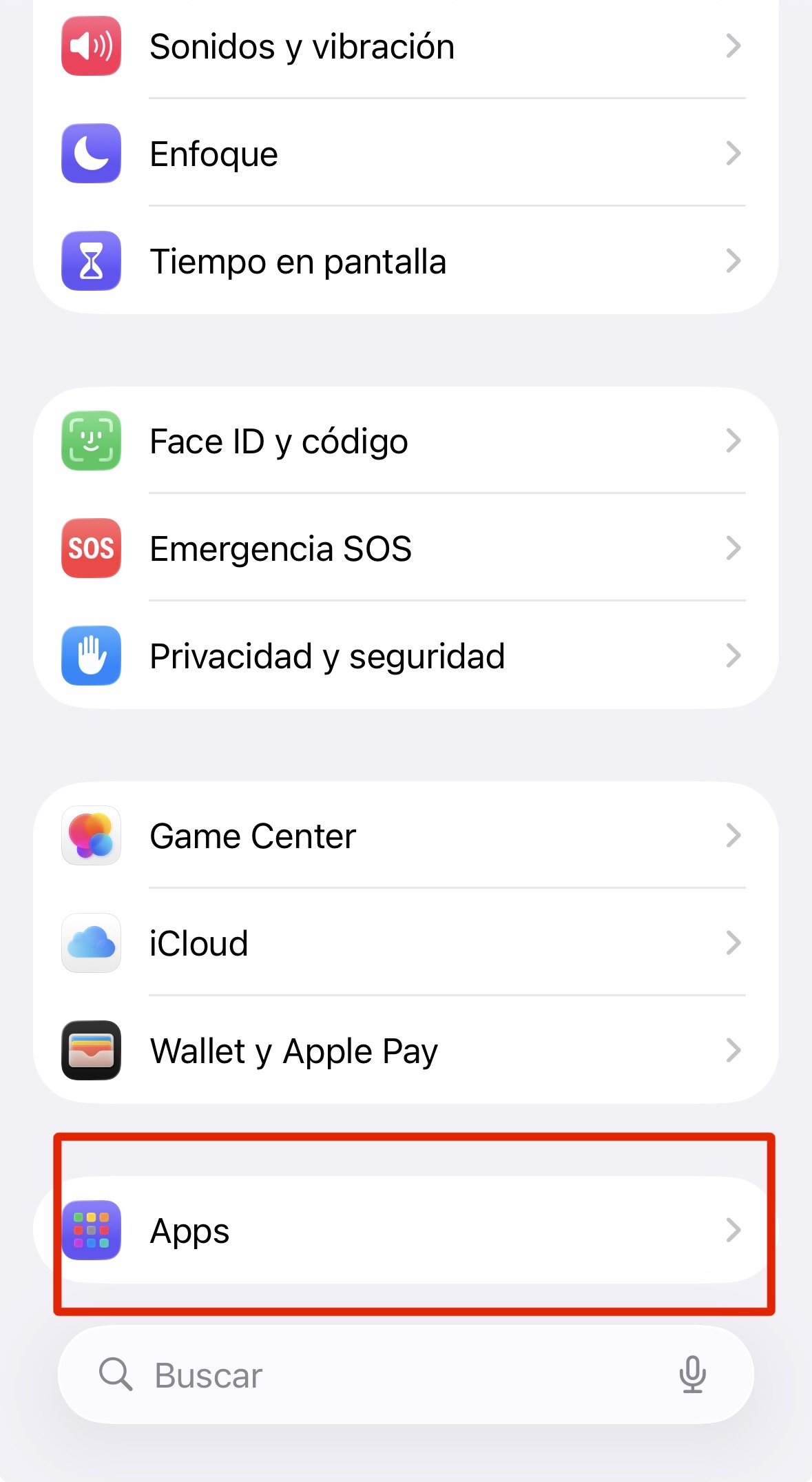 CDATA[
En redes sociales abundan las quejas de usuarios que reciben decenas y hasta cientos de llamadas diarias de números desconocidos, que pueden ir desde supuestas ofertas de trabajo hasta intentos de estafa. Algunos optan por no contestar o enviar todas esas llamadas al buzón; sin embargo, entre ellas podría haber una llamada importante, por lo que no es ideal ignorarlas todas. El nuevo iOS 26 incluye una función que permite identificar quién llama antes de responder a un número desconocido. A continuación, te explicamos el procedimiento exacto para realizar esta configuración en tu smartphone.
¿Cómo activar el filtro de llamadas de número desconocidos en tu iPhone?
![