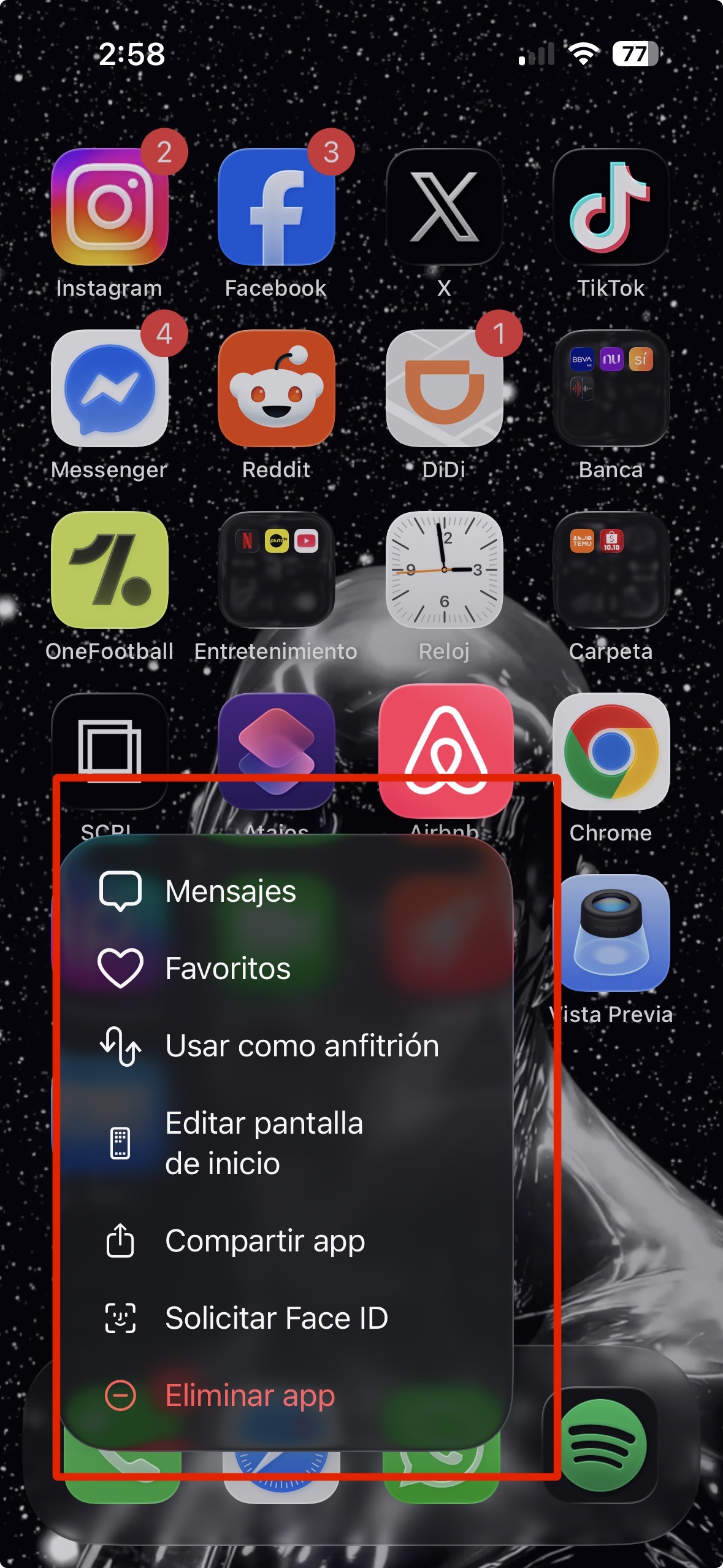 CDATA[
Hay momentos en los que conviene mantener ciertas aplicaciones fuera de la vista sin borrarlas ni perder sus datos. Con la actualización más reciente, iPhone permite bloquear y esconder apps para proteger la información personal y evitar que aparezcan en el sistema. Al hacerlo, el contenido de esas apps deja de mostrarse en la búsqueda, notificaciones, sugerencias de Spotlight o Siri, historial de llamadas y rutas en Mapas A continuación, el procedimiento paso a paso para activarla.
Cómo esconder apps sin borrarlas en iPhone
![
