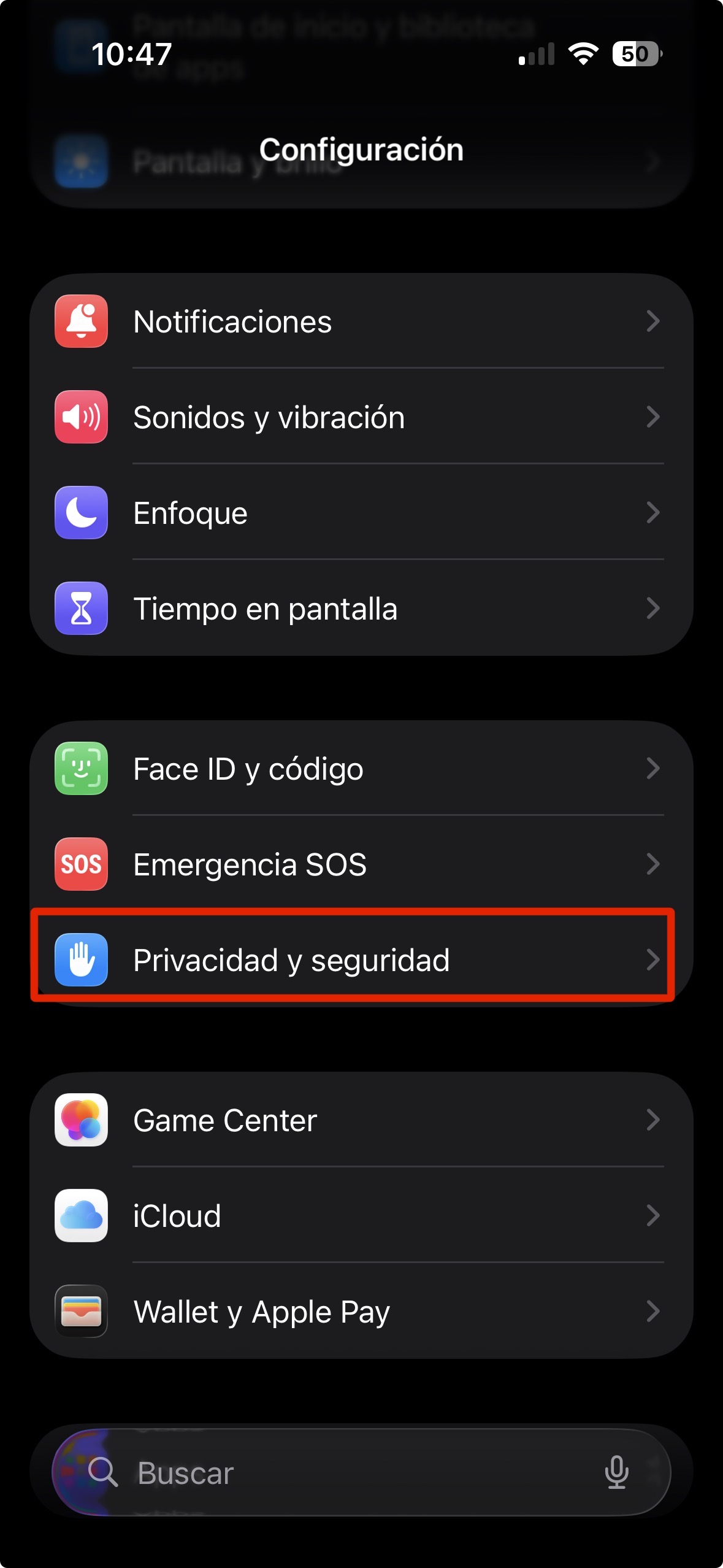CDATA[
Desde la versión iOS 14, los dispositivos de Apple integran un sistema de notificación visual que alerta al usuario sobre el uso de ciertos componentes del teléfono. En la parte superior de la pantalla pueden aparecer puntos de colores que informan sobre la actividad de los sensores integrados. Esta herramienta forma parte de las funciones de privacidad y seguridad desarrolladas por la compañía, con el propósito de transparentar el comportamiento de las aplicaciones y brindar mayor control sobre la información que manejan. A continuación se detalla qué significa cada indicador y qué medidas existen para supervisar, proteger o restablecer el acceso a la cámara y el micrófono.
Qué significan los puntos verde y naranja en iPhone Cómo controlar qué aplicaciones tienen acceso a la cámara o el micrófono
![