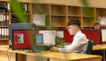 Dos estudiantes tienen el mismo título universitario. Uno llegará más lejos que otro: el que venga