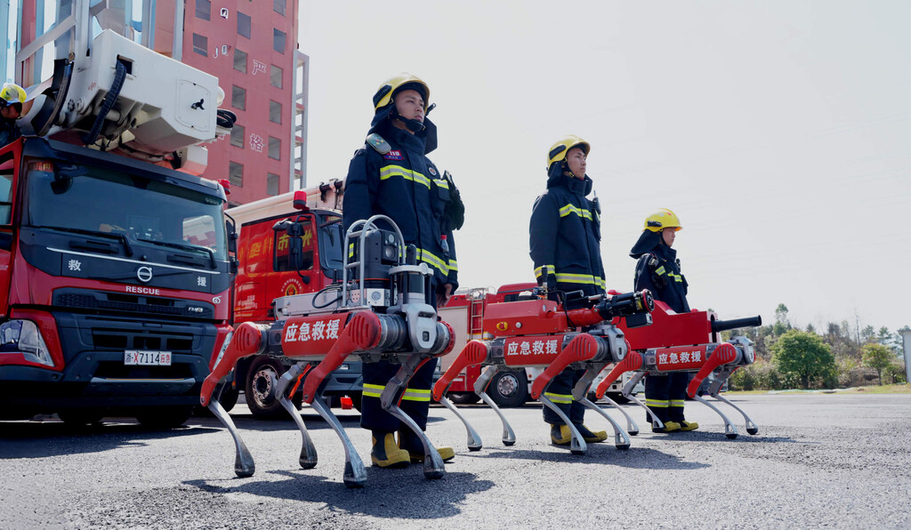 En China están desplegando bomberos de metal. Quizá sean más útiles que los robocamareros 