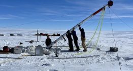 Unos investigadores hallan un pedazo de hielo de hace seis millones de años. Lo realmente valioso es el aire atrapado en su interior