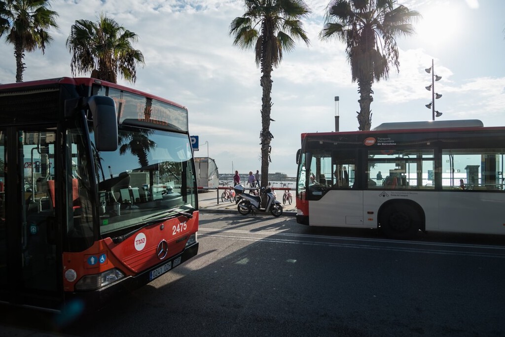 Barcelona está harta de que los coches no respeten el carril bus. Así que está instalando cámaras IA en sus autobuses 