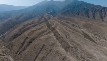 Había miles de agujeros misteriosos alineados en Perú. No sabíamos por qué hasta que un dron los ha visto desde el aire
