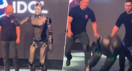 El primer robot humanoide ruso tenía una misión: saludar. Se ha caído de bruces