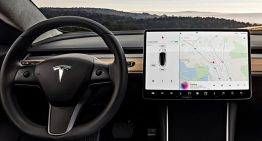 Cada vez hay más fabricantes huyendo de CarPlay. Y el que nunca lo integró quiere hacerlo, según Gurman: Tesla