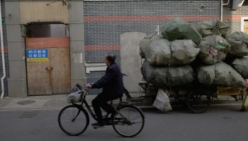 China necesita basura para quemar y la necesita con tal intensidad que la gente la está desenterrándola para vendérsela a las incineradoras