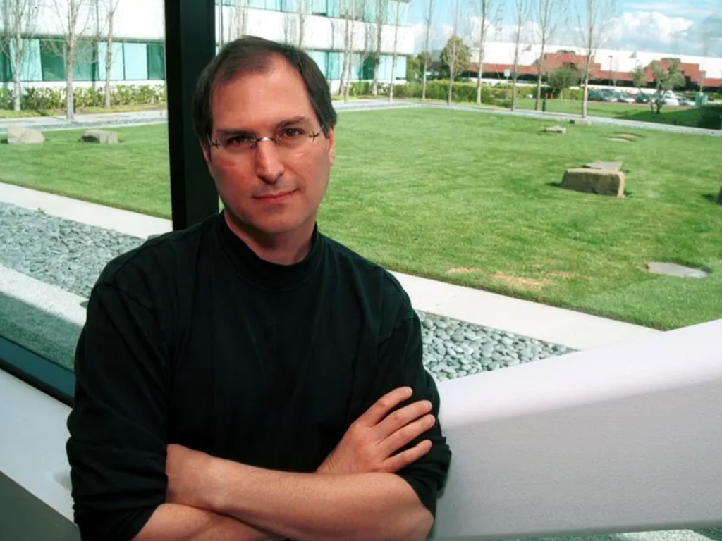 La historia del jersey de Steve Jobs no empieza en Apple, sino en una visita a Sony en los 80. Y con un uniforme que fue un fracaso