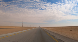 La carretera recta más larga del mundo es todo un reto mental: 240 km sin curvas, en pleno desierto y con tráfico de camiones