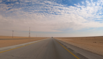 La carretera recta más larga del mundo es todo un reto mental: 240 km sin curvas, en pleno desierto y con tráfico de camiones