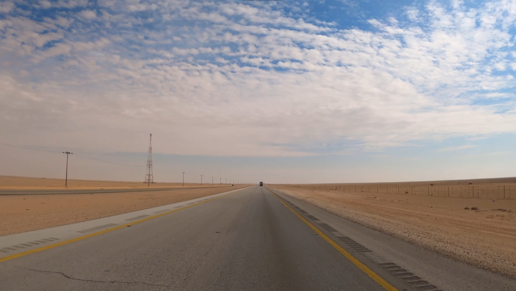 La carretera recta más larga del mundo es todo un reto mental: 240 km sin curvas, en pleno desierto y con tráfico de camiones
