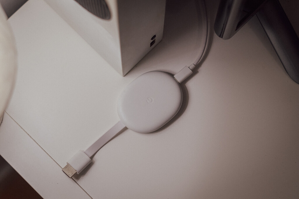 Tenía un disco duro de 1TB cogiendo polvo en un cajón. Con una carcasa barata lo he resucitado para mi Chromecast 