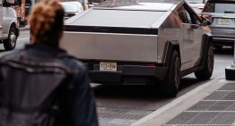 Elon Musk presumía de haber creado un coche «a prueba de apocalipsis». Ahora al Tesla Cybertruck se le están cayendo los faros