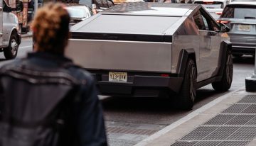 Elon Musk presumía de haber creado un coche «a prueba de apocalipsis». Ahora al Tesla Cybertruck se le están cayendo los faros