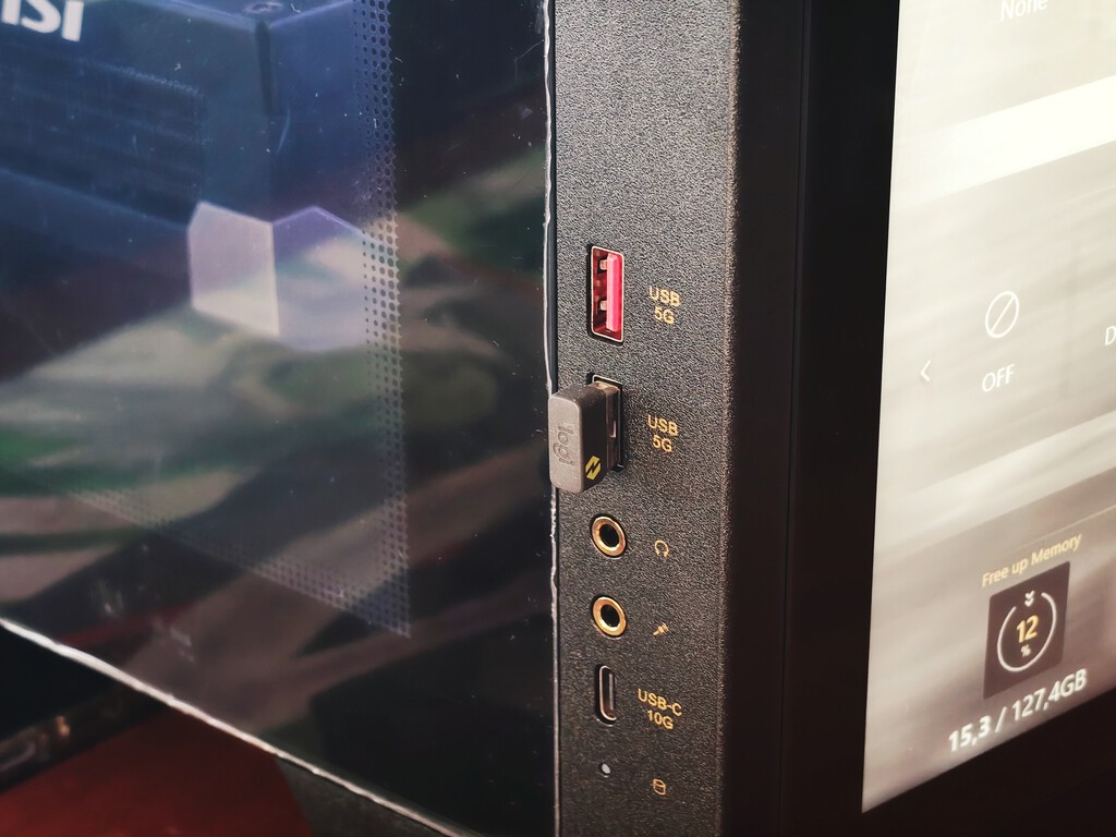 Hay puertos USB verdes, naranjas y hasta morados. La regla del color que indica su generación se extinguió 