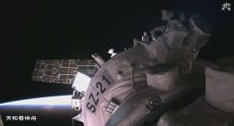 Tres astronautas chinos han retrasado su vuelta a la Tierra por un impacto en la nave. El sospechoso: basura espacial