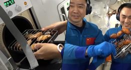 Unos astronautas chinos han logrado lo impensable en el espacio: darse un festín de pollo asado