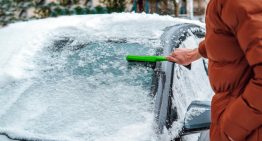 Olvídate de rascar el hielo del parabrisas: este protector magnético te ahorra tiempo cada mañana