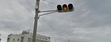 Que haya pueblos con cuatro semáforos contados no es raro. Lo raro es que se pongan en verde una vez al año