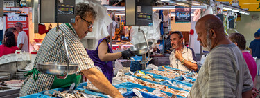 El pescado está viviendo una crisis histórica en España. La gran pregunta es por qué hay pescaderías vendiendo más que nunca