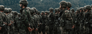 Europa ha visto que los Gen Z están a tope de militarismo, culto al cuerpo y ganas de juerga y les ha dicho: para el frente 