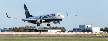 Ryanair cierra su base de Santiago y cancela vuelos a cinco ciudades españolas: un millón de plazas menos por las tasas de Aena