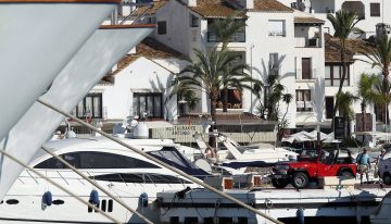 Los tripulantes de una ‘narcolancha’ dejan abandonado un cadáver en un muelle de Puerto Banús