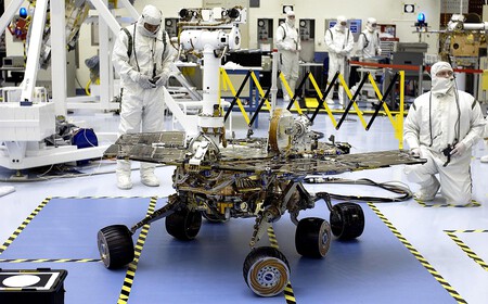 El rover Opportunity en una sala limpia del Kennedy Space Center