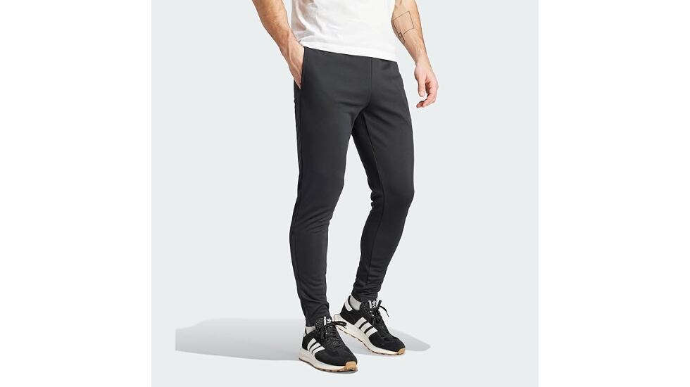 Vista de los pantalones de Adidas con descuento en Amazon.