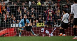Una chilena de Hugo Duro rescata al Valencia en el derbi ante el Levante