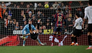 Una chilena de Hugo Duro rescata al Valencia en el derbi ante el Levante