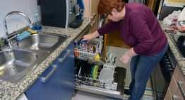 Ojo con los detergentes de lavavajillas: los pediatras alertan de su relación con la salud intestinal y el aumento de alergias en niños