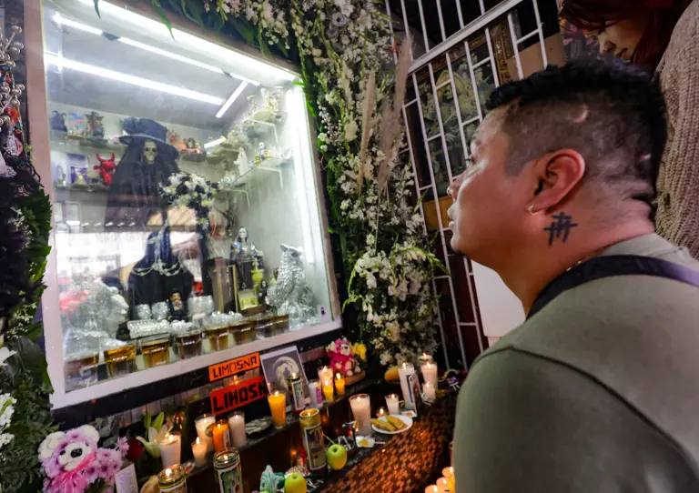 “Solo la muerte puede protegernos”: cómo el culto a La Santa Muerte refleja la violencia en México