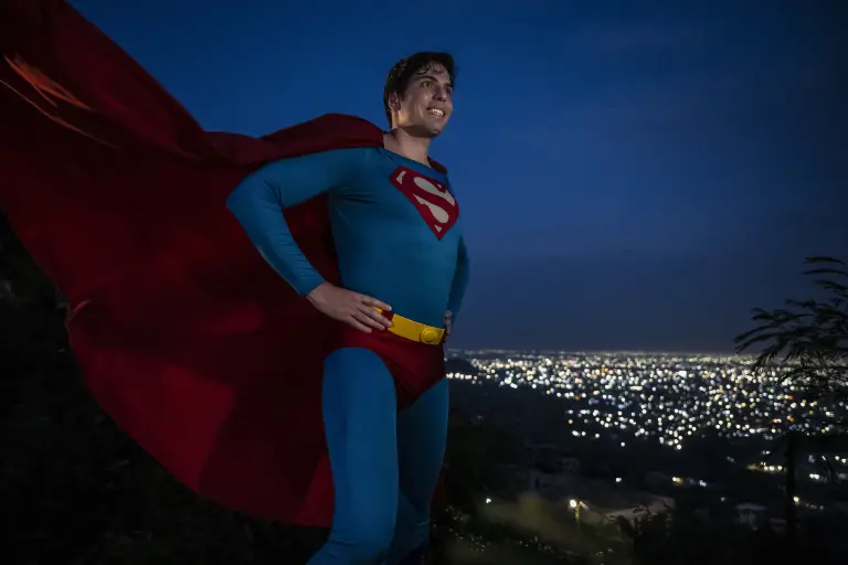 El «Superman brasileño» devuelve la esperanza a niños enfermos en su primera gira por África