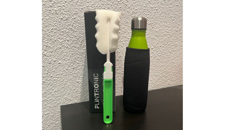 Viene con un cepillo para limpiarla y una funda para protegerla.